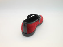 Carica l&#39;immagine nel visualizzatore di Gallery, Ballerina bambina-Friulana in velluto rosso-laccetto con velcro in vernice nero | Albero delle scarpe
